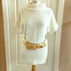 Cute cream short sleeve knit turtleneck tunic, M